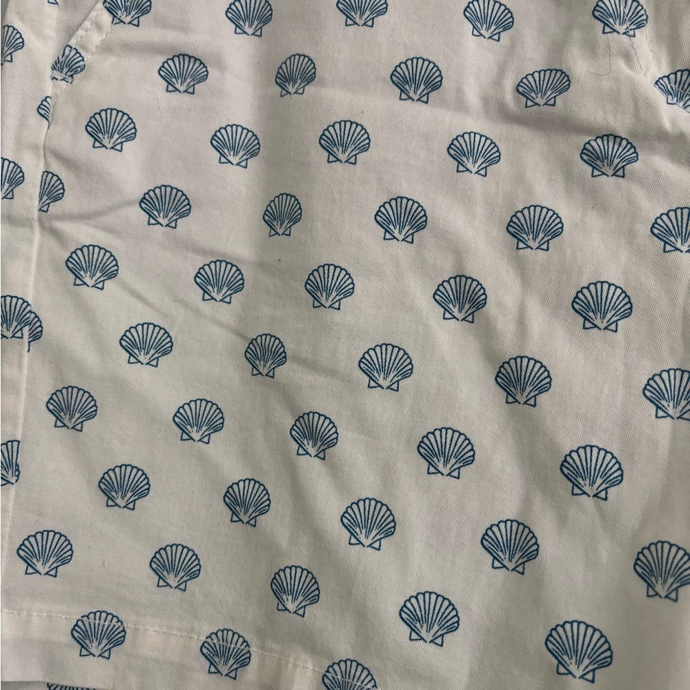 ❤️2/$15 or 3/$21❤️NWT Caribbean Joe White Shorts with Blue Shell Print, Size 8 - Picture 2 of 8